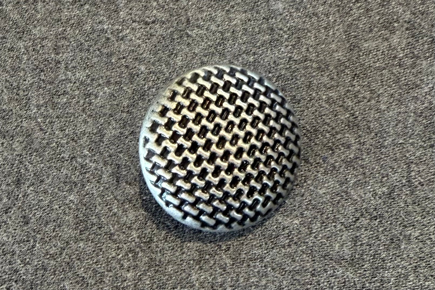 Bouton en métal texturé maillé