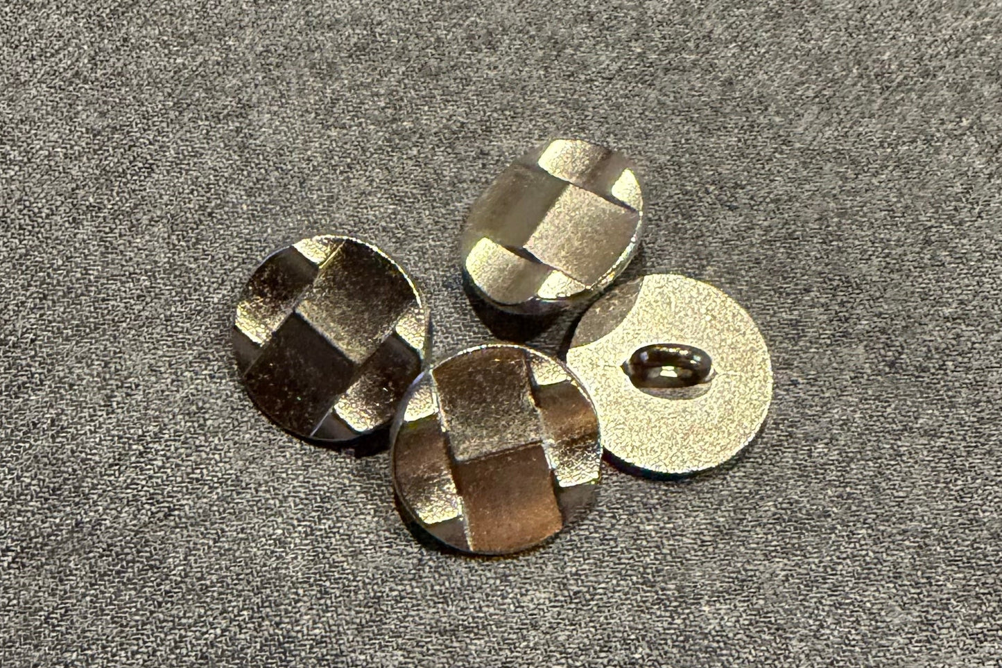 Bouton métallique à tige pour chemises