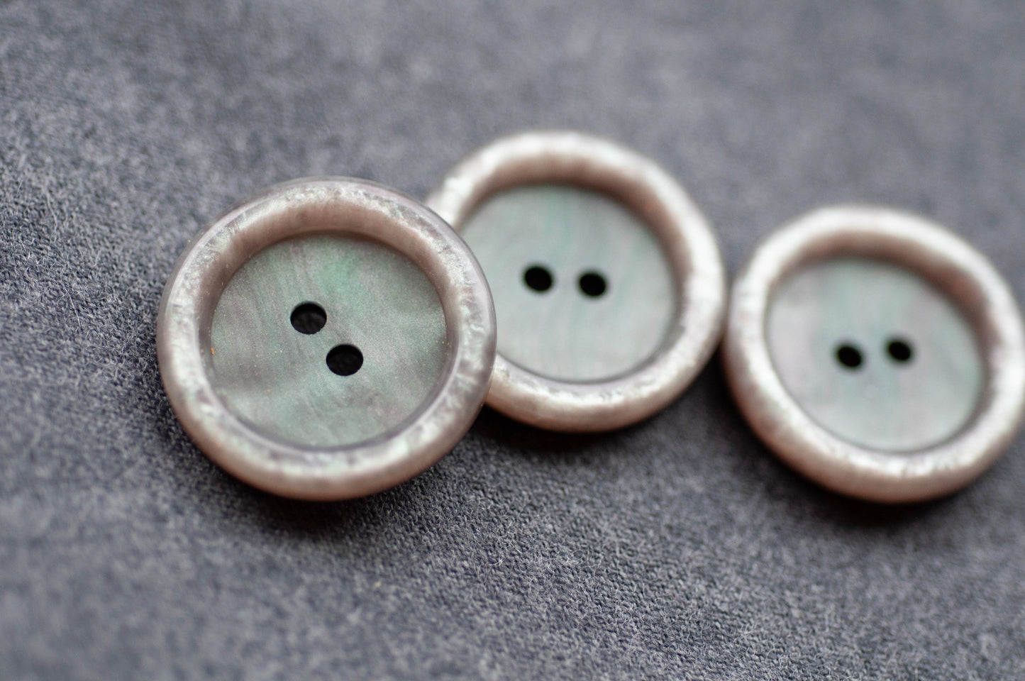 Bouton à bord gris