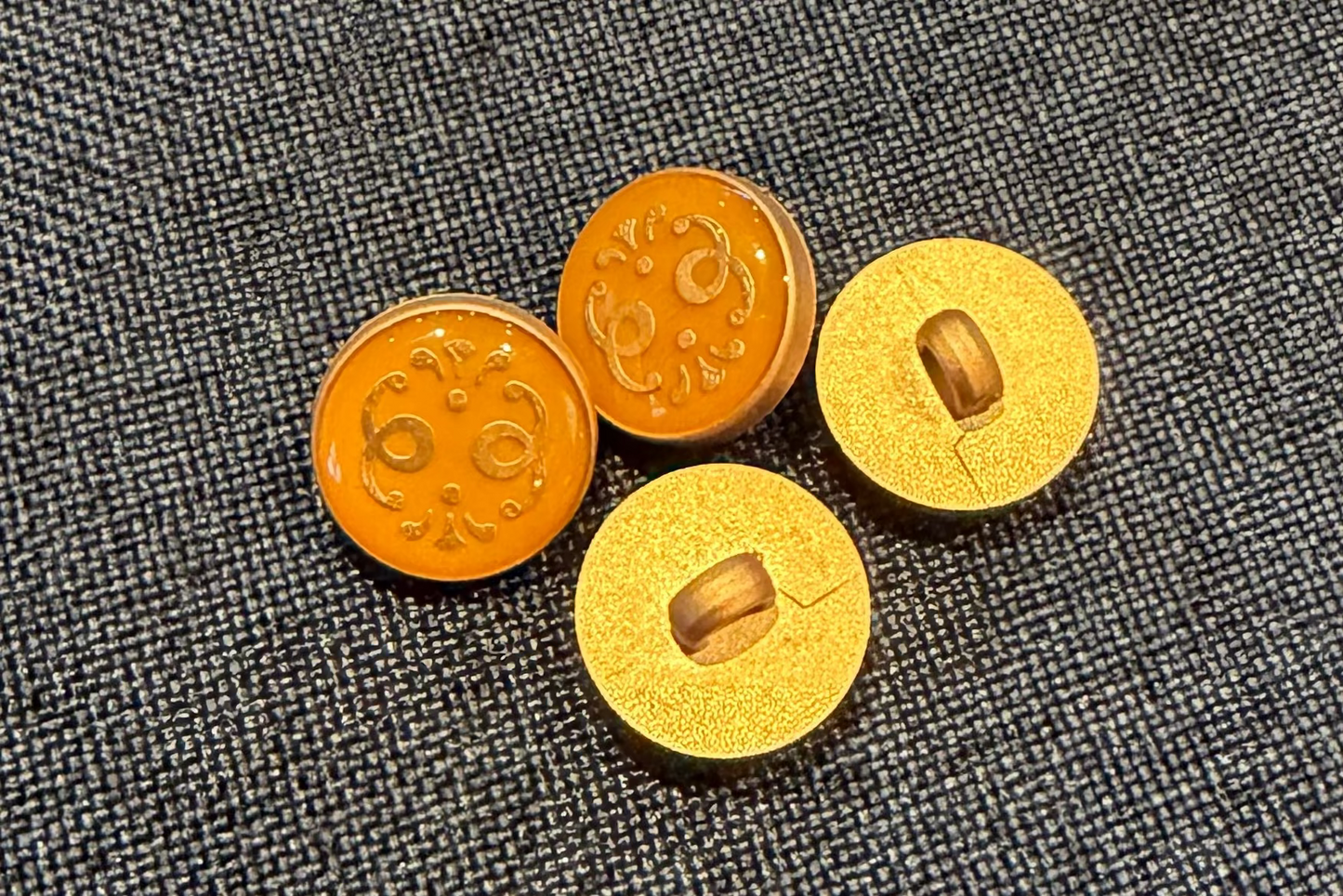 Bouton en résine or et jaune