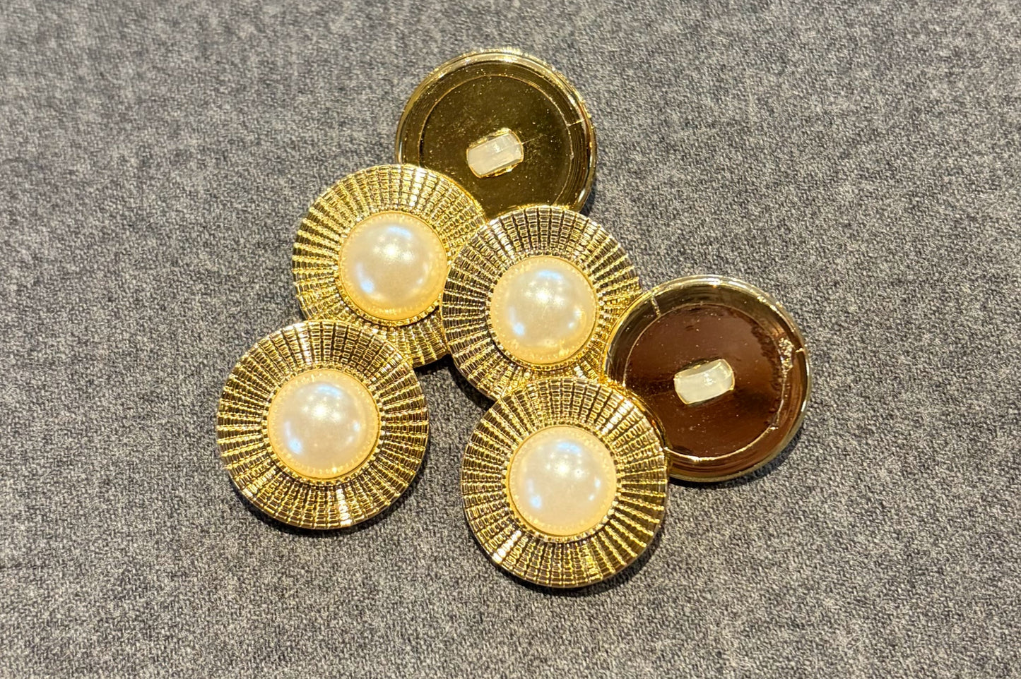 Bouton à queue orné d'or et de perles (lot de 6)