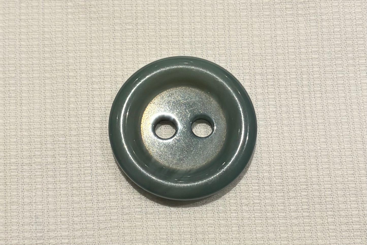 Bouton en résine (deux tailles, plusieurs couleurs)