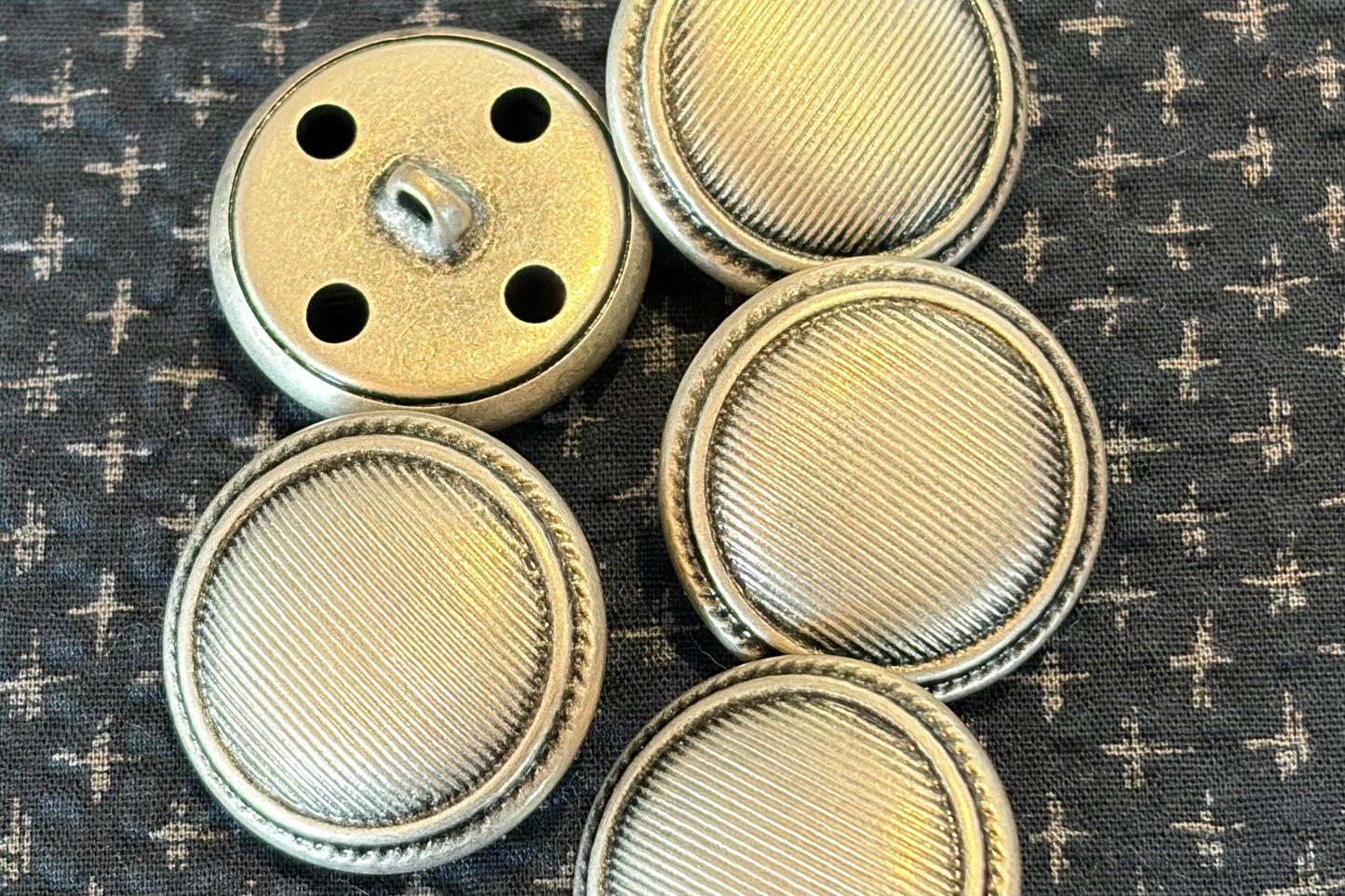 Bouton en métal argent foncé