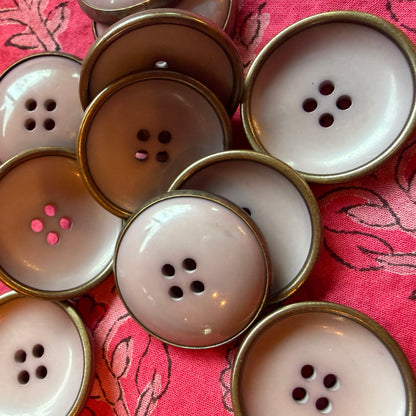 Mauve concave coat button with a metal edge, 28 mm.