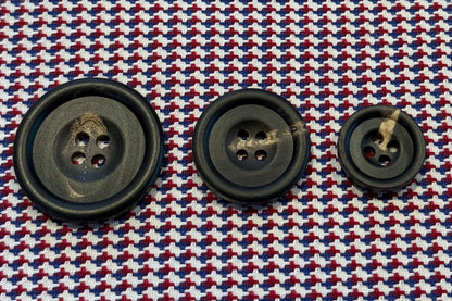 Bouton en corne naturelle au fini mat (trois tailles)