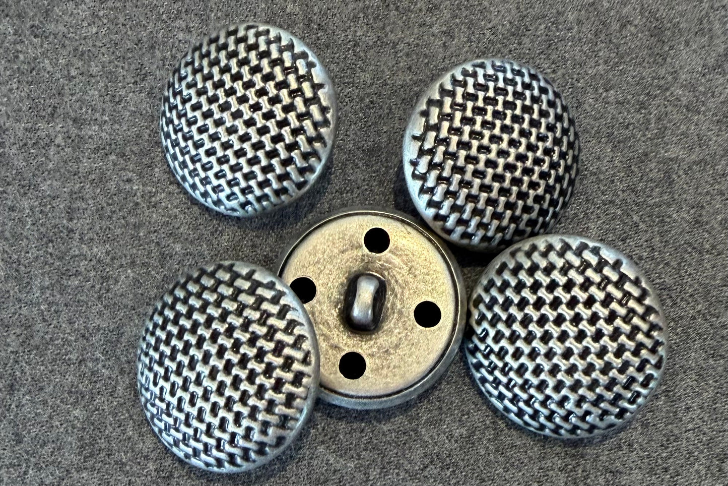 Bouton en métal texturé maillé