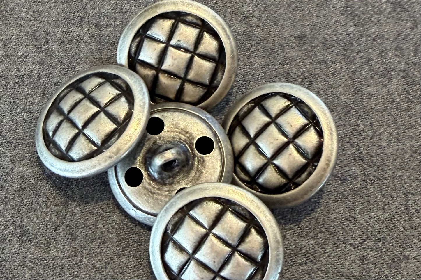 Bouton métallique à texture matelassée