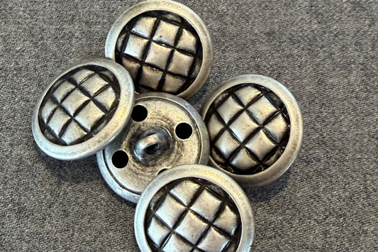 Bouton métallique à texture matelassée