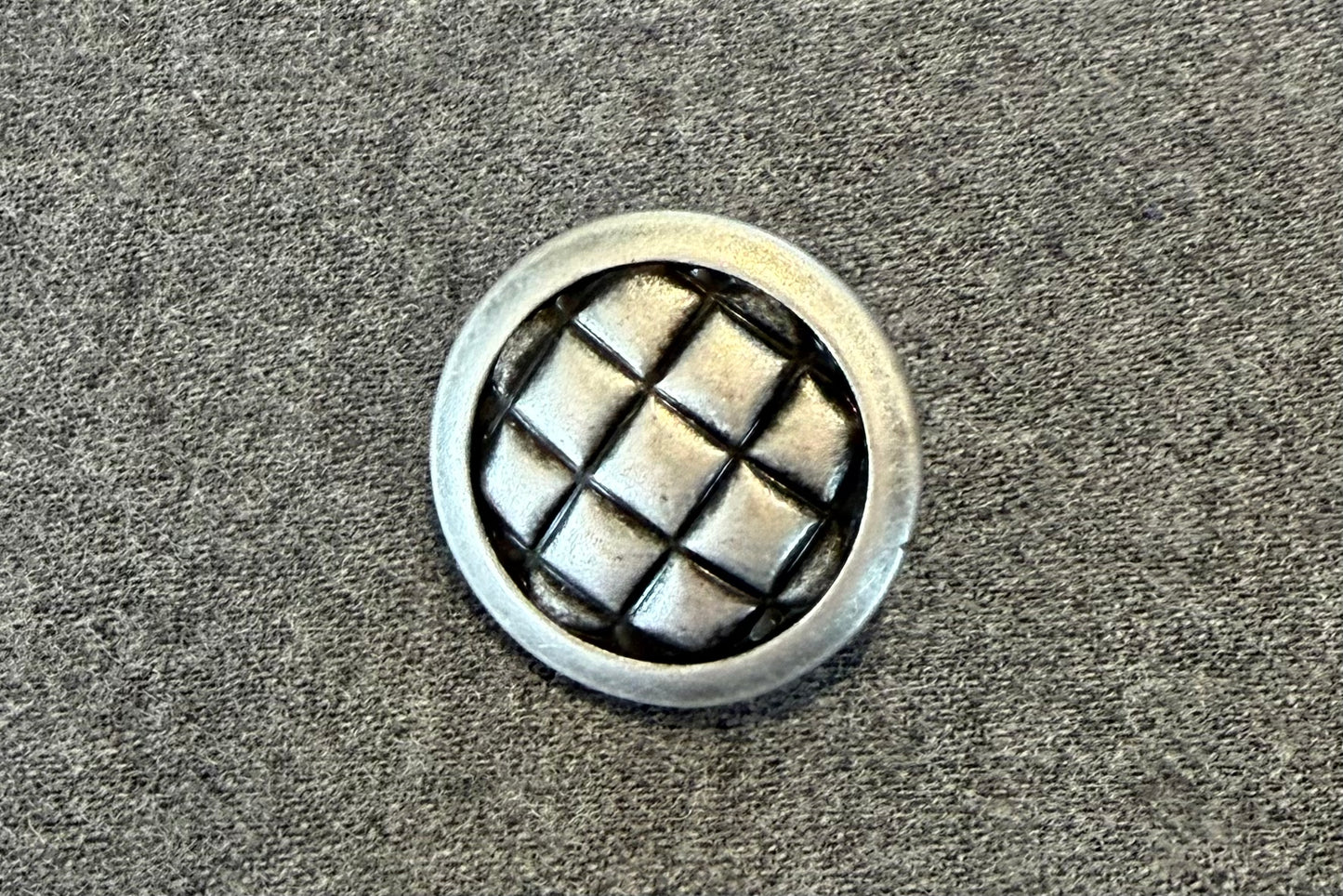 Bouton métallique à texture matelassée