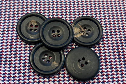 Bouton en corne naturelle au fini mat (trois tailles)