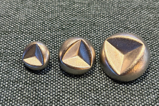 Bouton à queue métallique en trois tailles