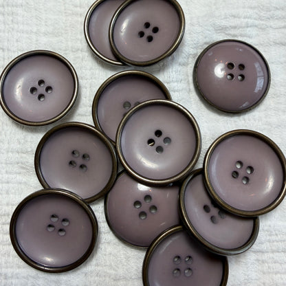 Mauve concave button with a metal rim, 28 mm.