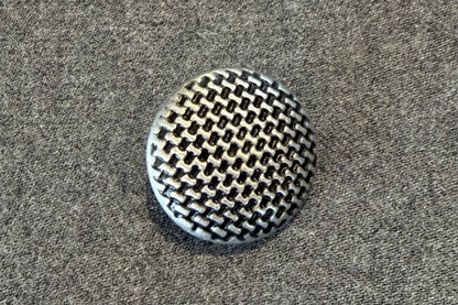 Bouton en métal texturé maillé