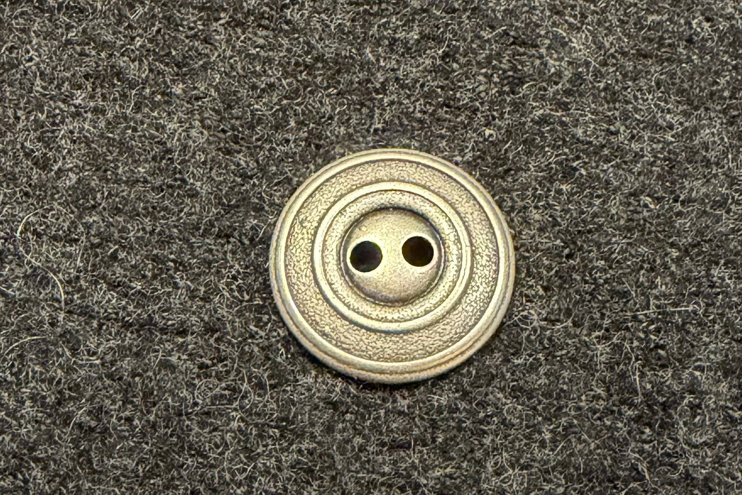 Bouton de veste ou de pantalon à deux trous
