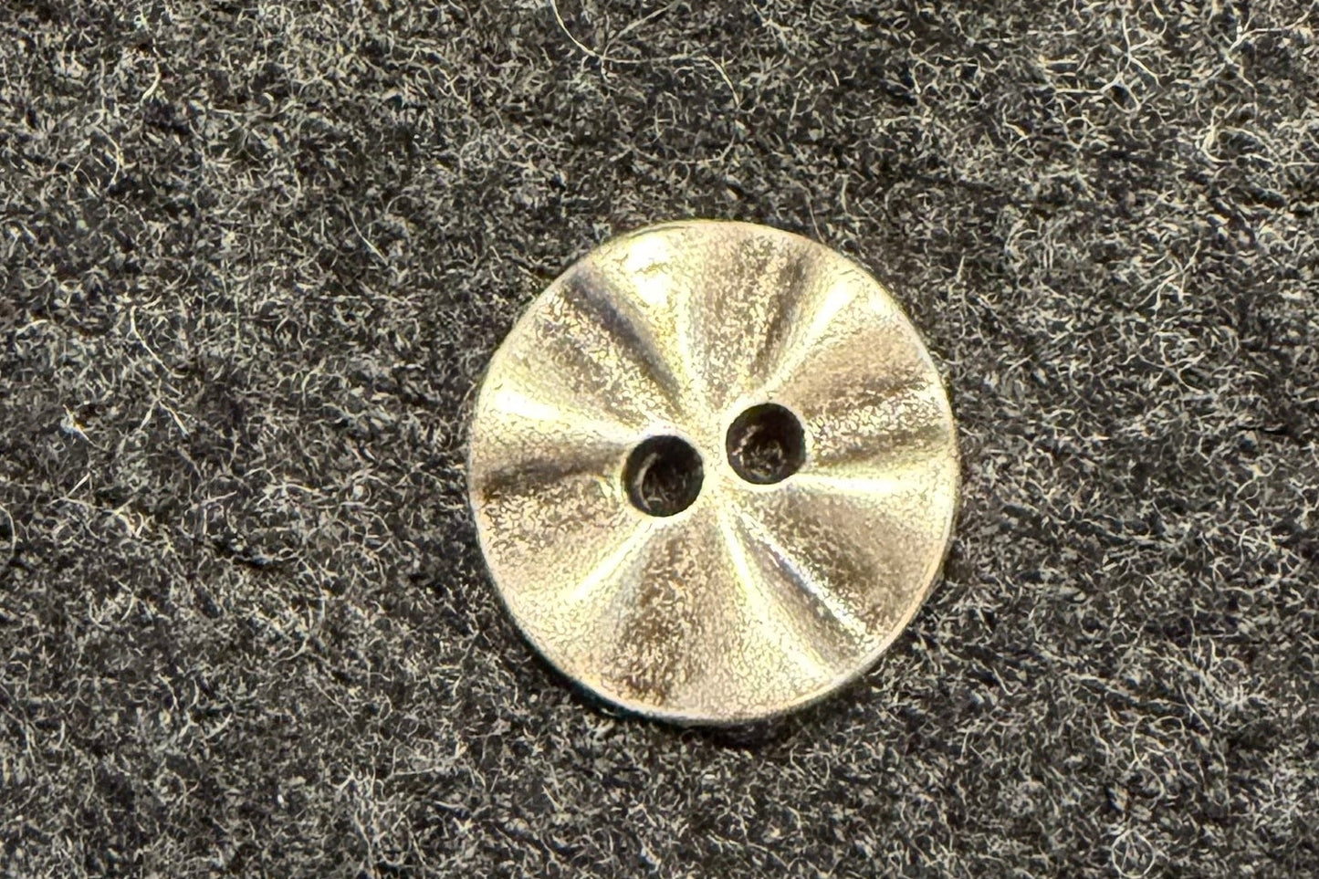 Bouton en métal bicolore
