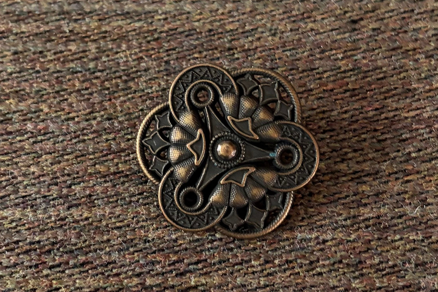 Bouton floral en métal bronze