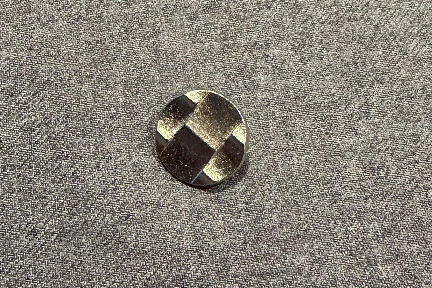 Bouton métallique à tige pour chemises