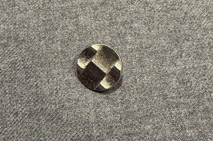 Bouton métallique à tige pour chemises