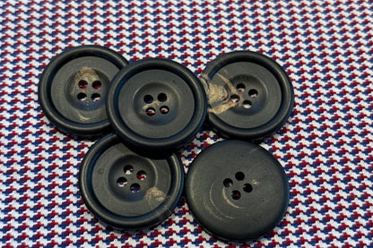 Bouton en corne naturelle au fini mat (trois tailles)