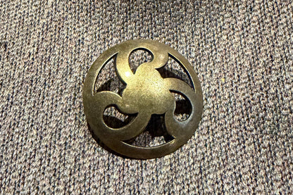 Bouton métallique à queue pour manteaux