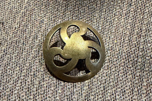 Bouton métallique à queue pour manteaux