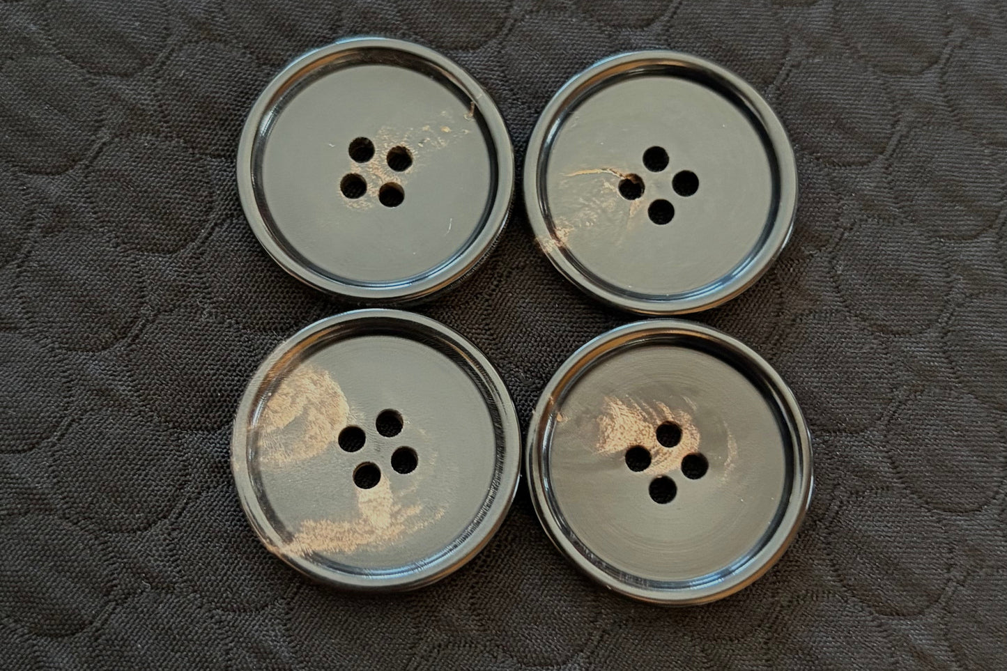 Bouton en corne naturelle au fini poli (trois tailles)