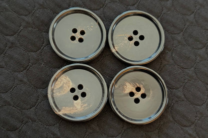 Bouton en corne naturelle au fini poli (trois tailles)