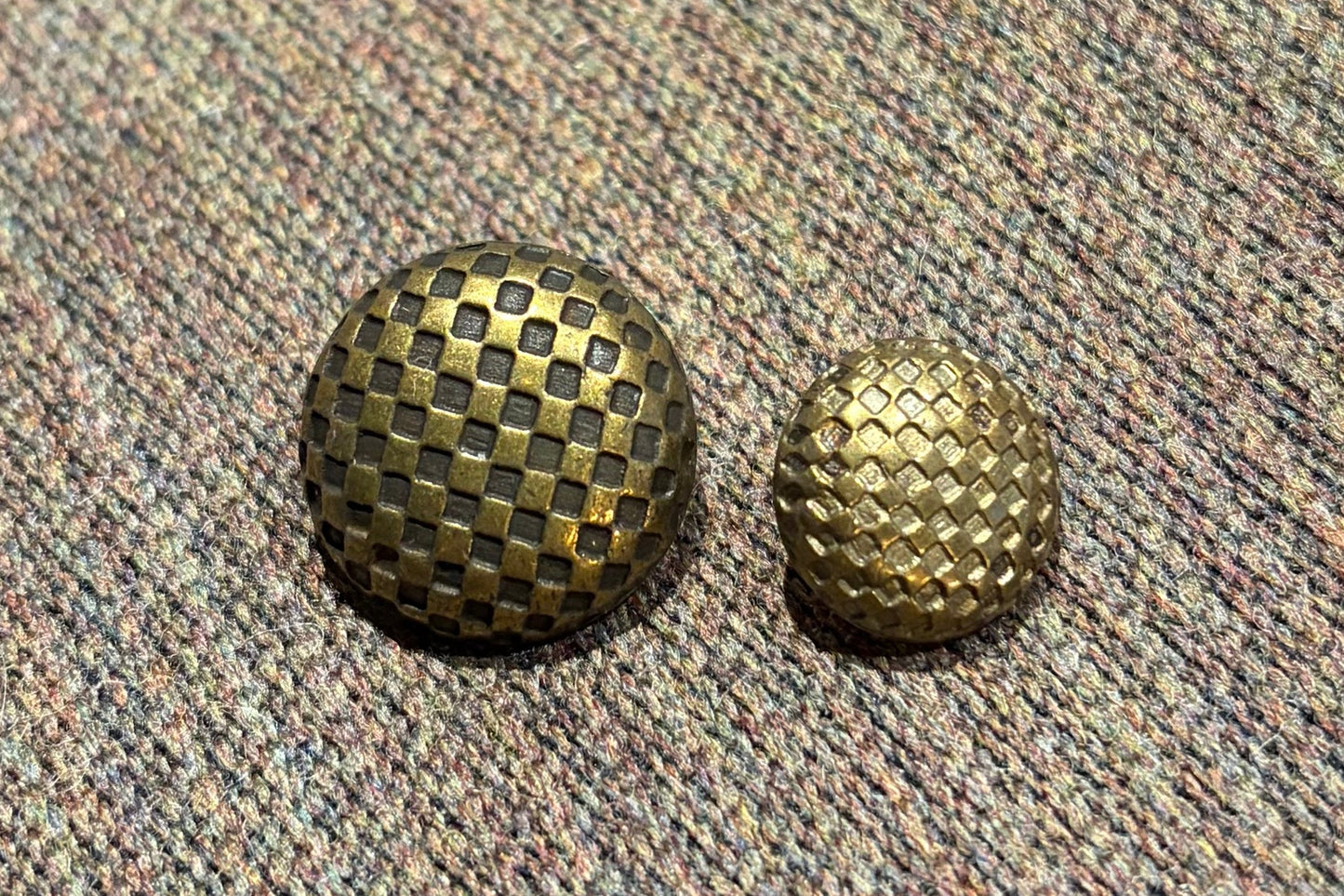 Bouton en bronze à demi-dôme