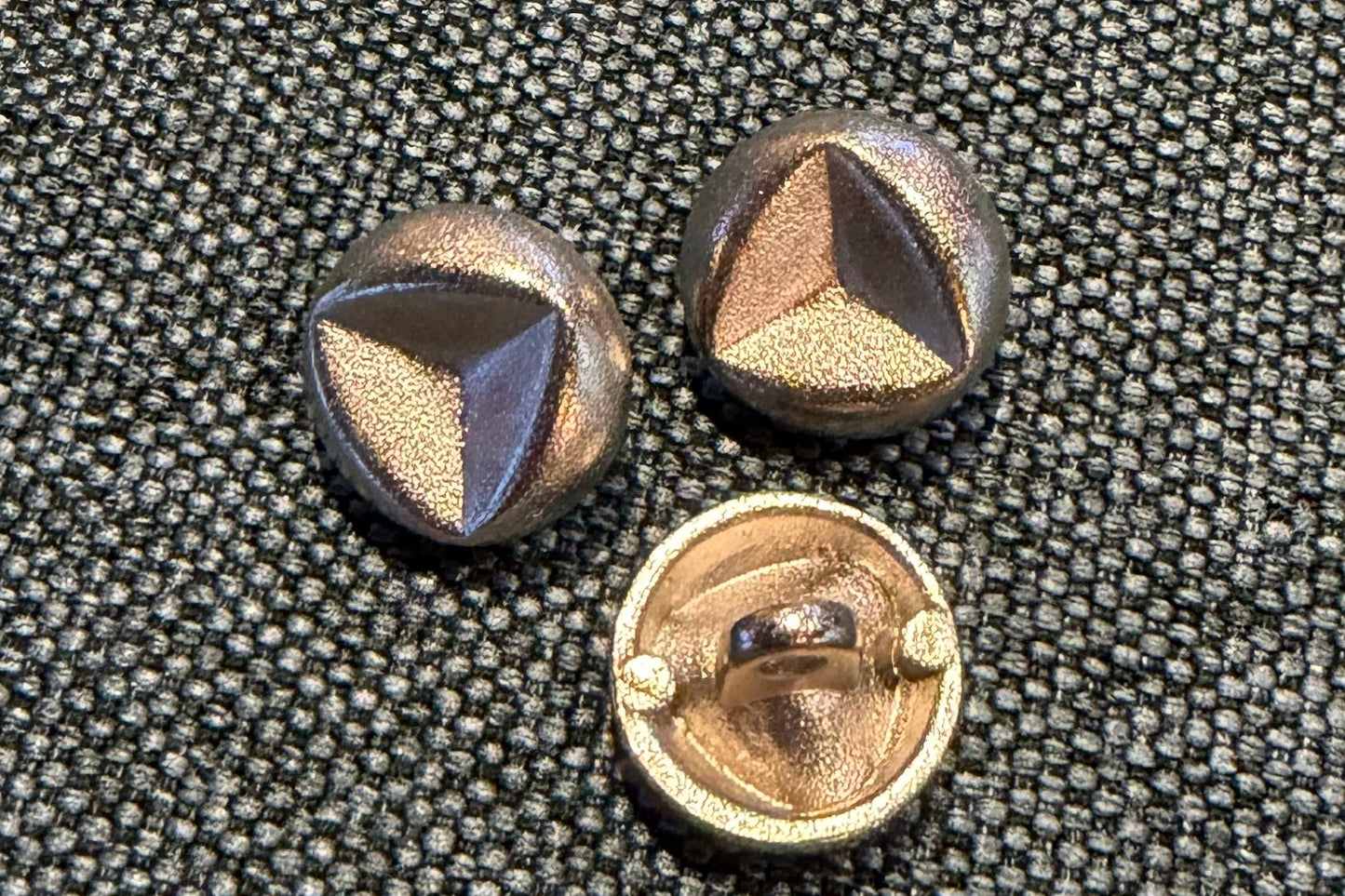 Bouton à queue métallique en trois tailles