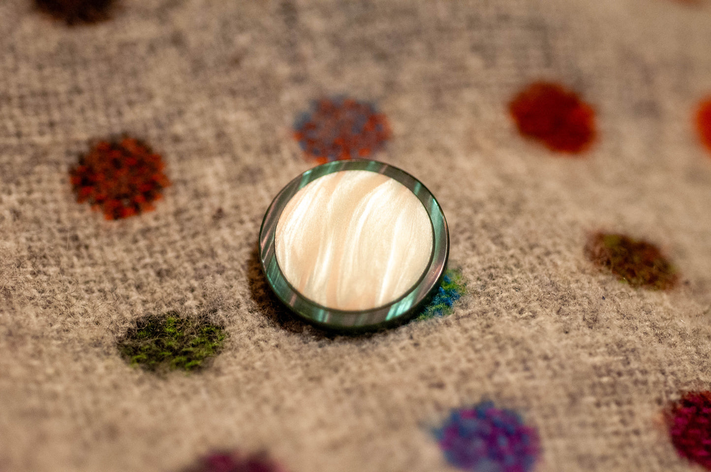 Bouton de costume ou de manteau avec centre en forme de pierre