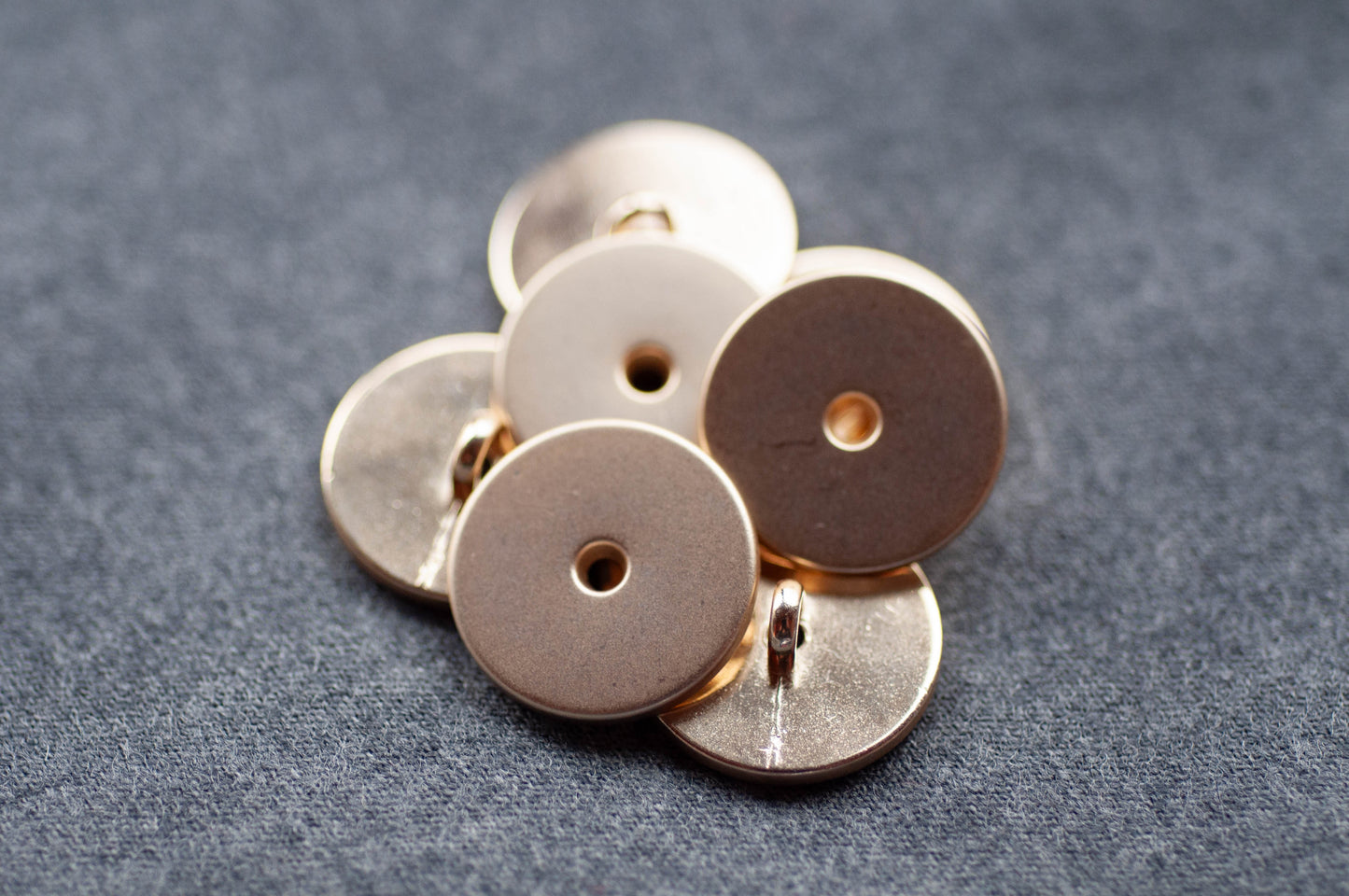 Bouton à queue métallique dorée