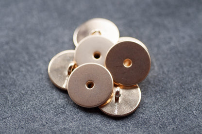Bouton à queue métallique dorée