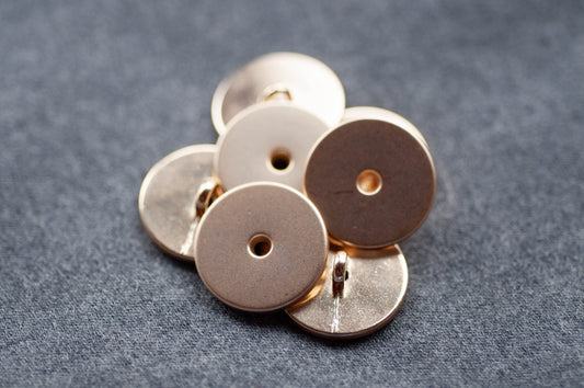 Bouton à queue métallique dorée