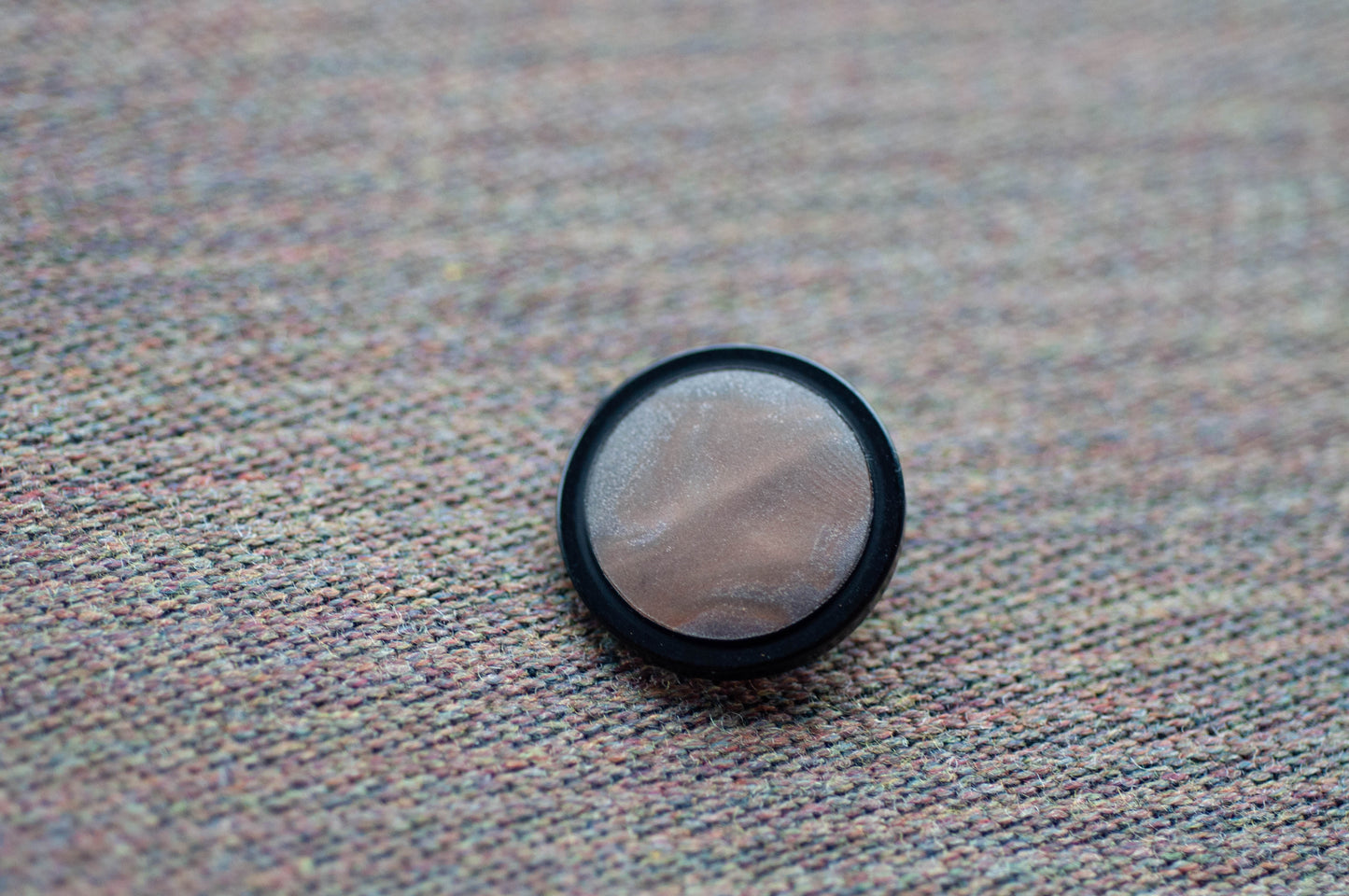 Bouton de costume ou de manteau avec centre en forme de pierre