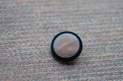 Bouton de costume ou de manteau avec centre en forme de pierre