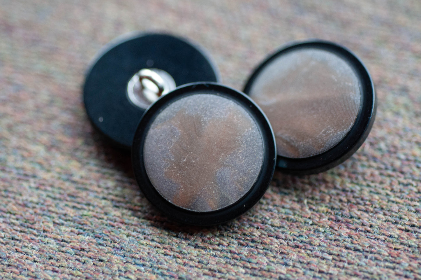 Bouton de costume ou de manteau avec centre en forme de pierre