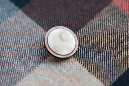 Bouton de costume ou de manteau avec centre en forme de pierre