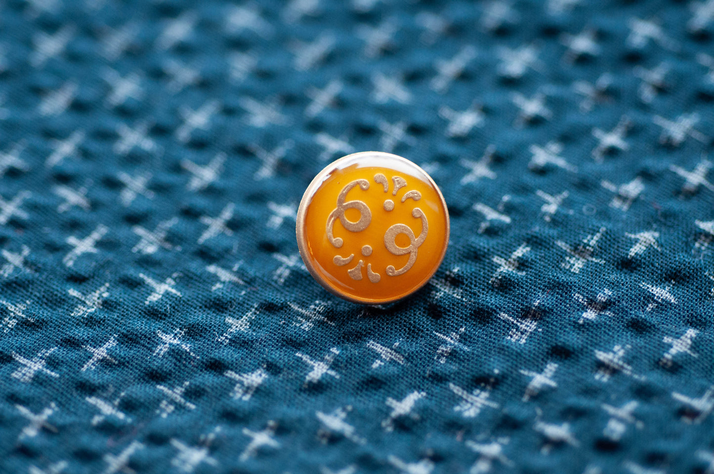 Bouton en résine or et jaune