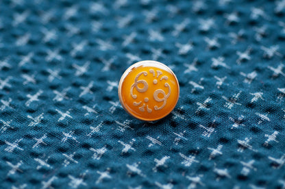 Bouton en résine or et jaune