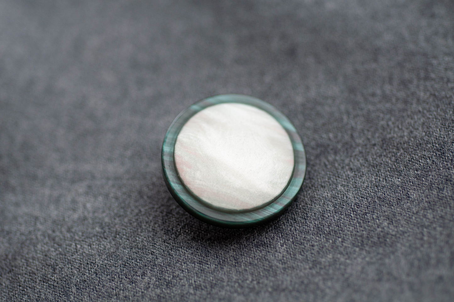 Bouton de costume ou de manteau avec centre en forme de pierre