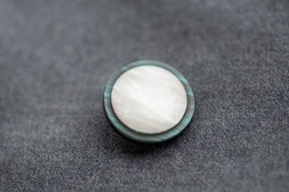Bouton de costume ou de manteau avec centre en forme de pierre
