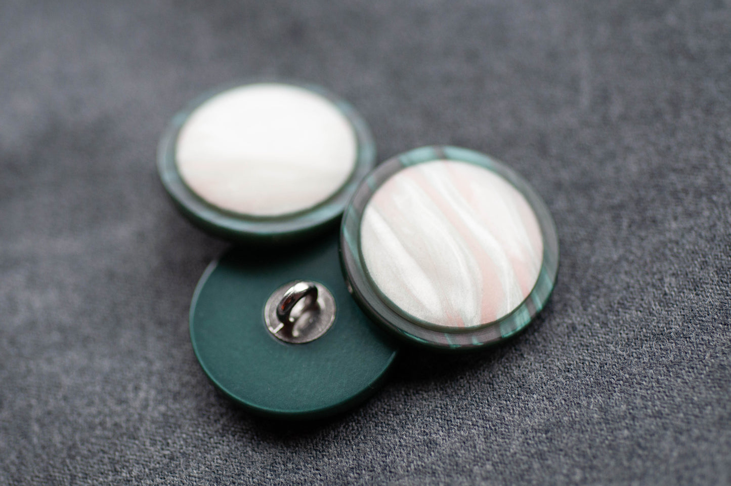 Bouton de costume ou de manteau avec centre en forme de pierre
