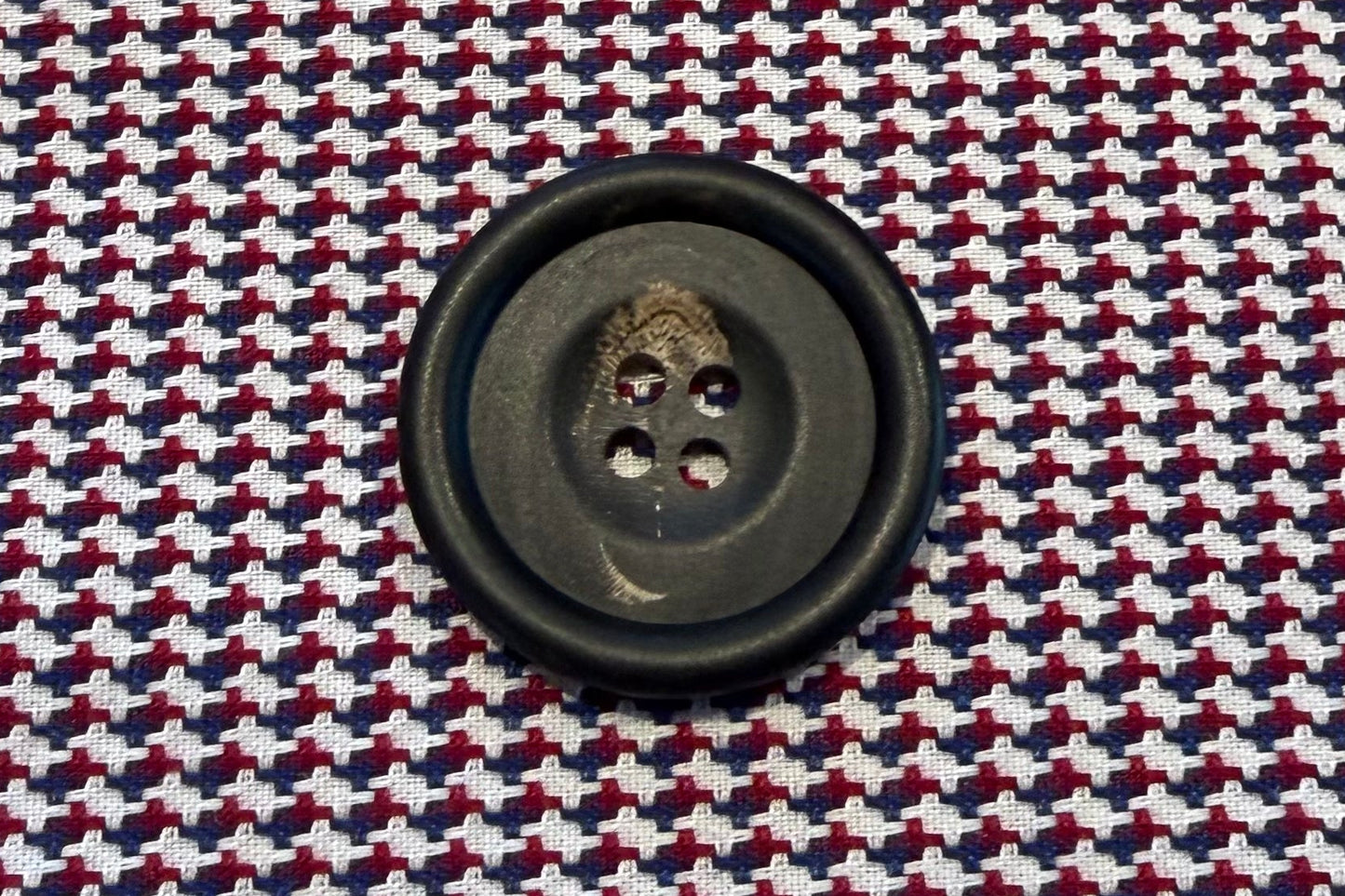 Bouton en corne naturelle au fini mat (trois tailles)