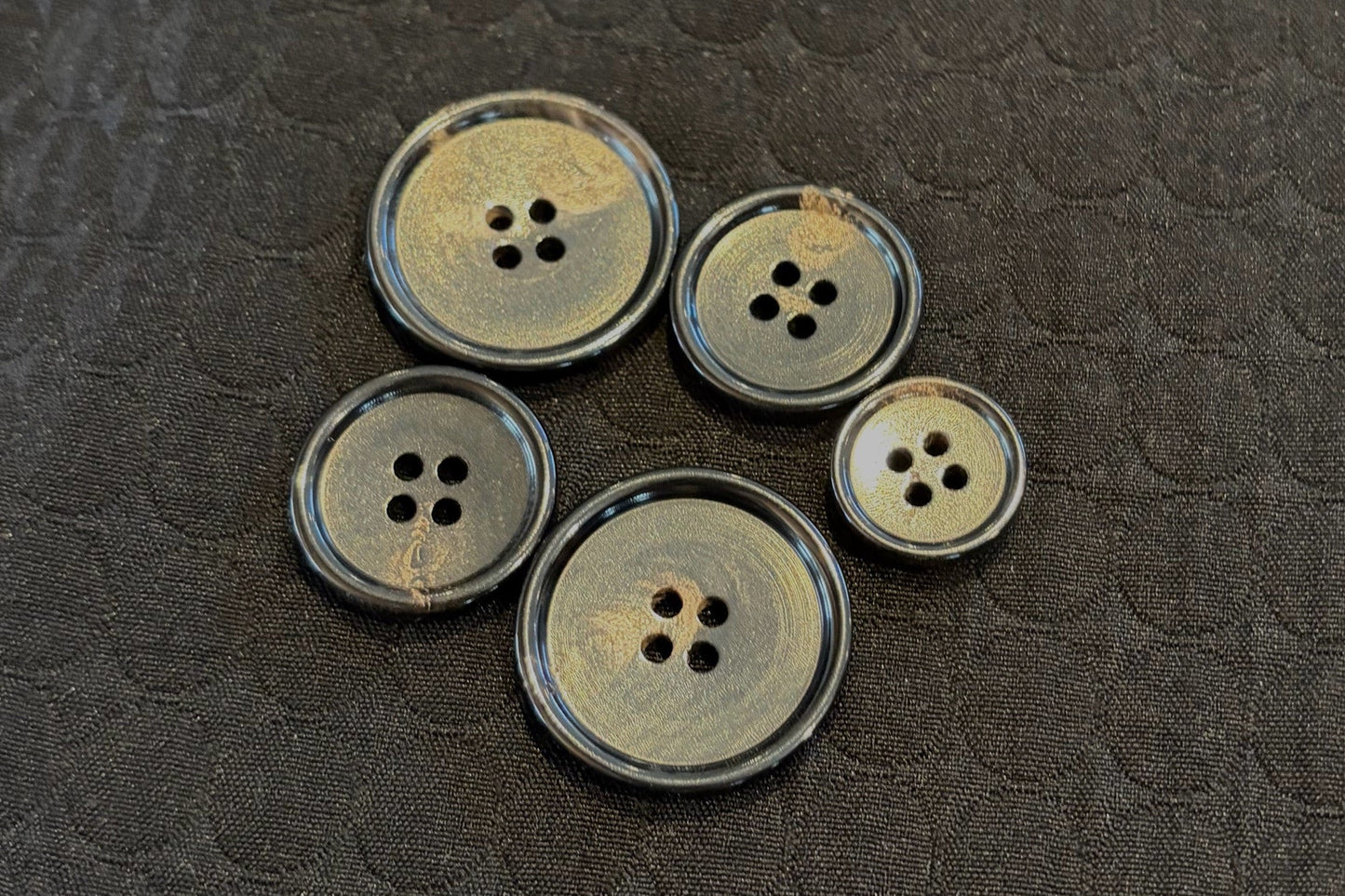 Bouton en corne naturelle au fini poli (trois tailles)