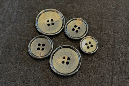 Bouton en corne naturelle au fini poli (trois tailles)