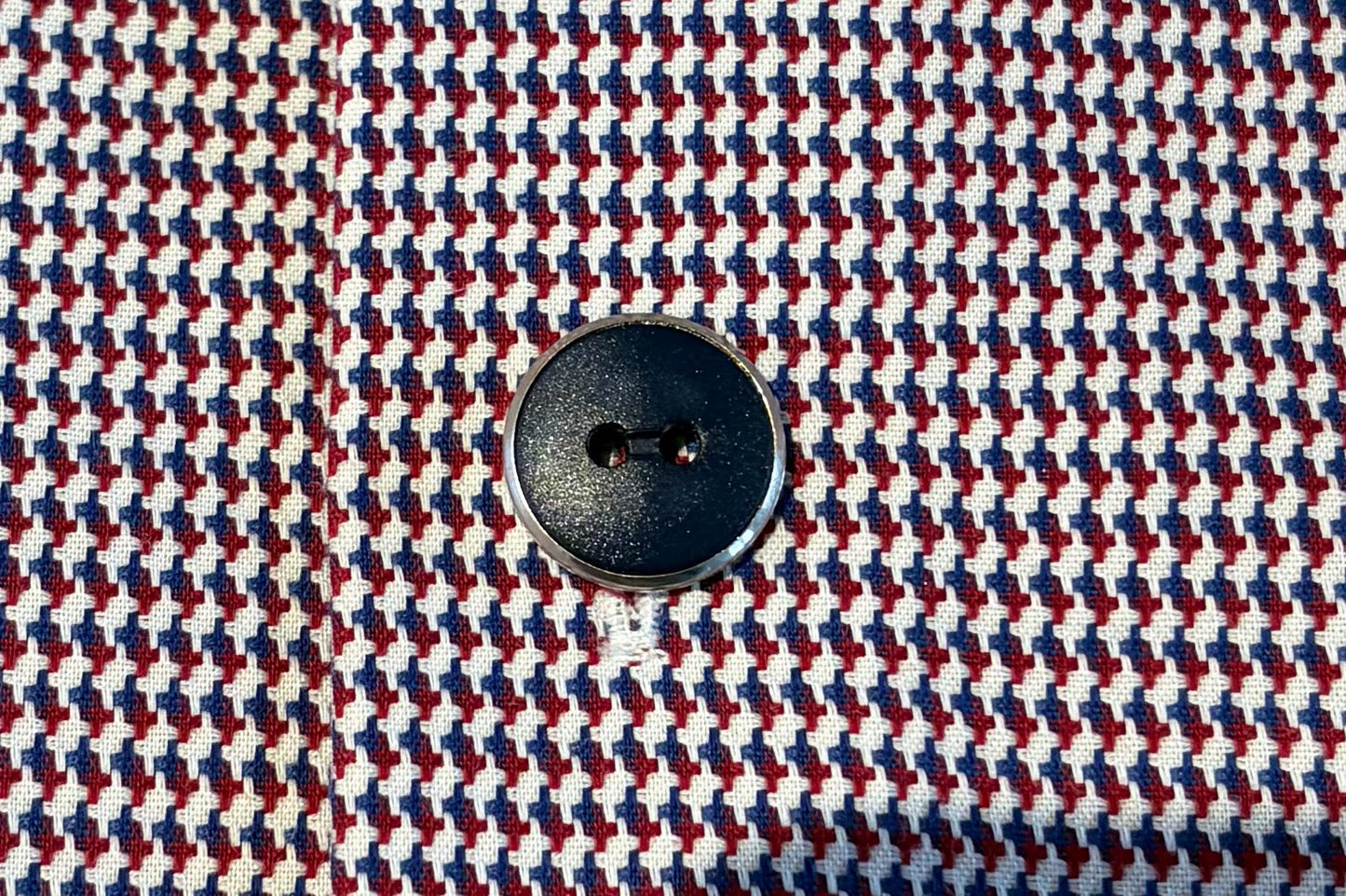 Bouton de chemise bleue avec un petit quelque chose en plus