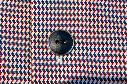 Bouton de chemise bleue avec un petit quelque chose en plus