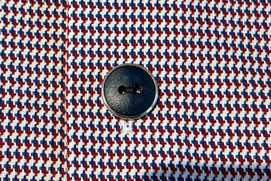 Bouton de chemise bleue avec un petit quelque chose en plus