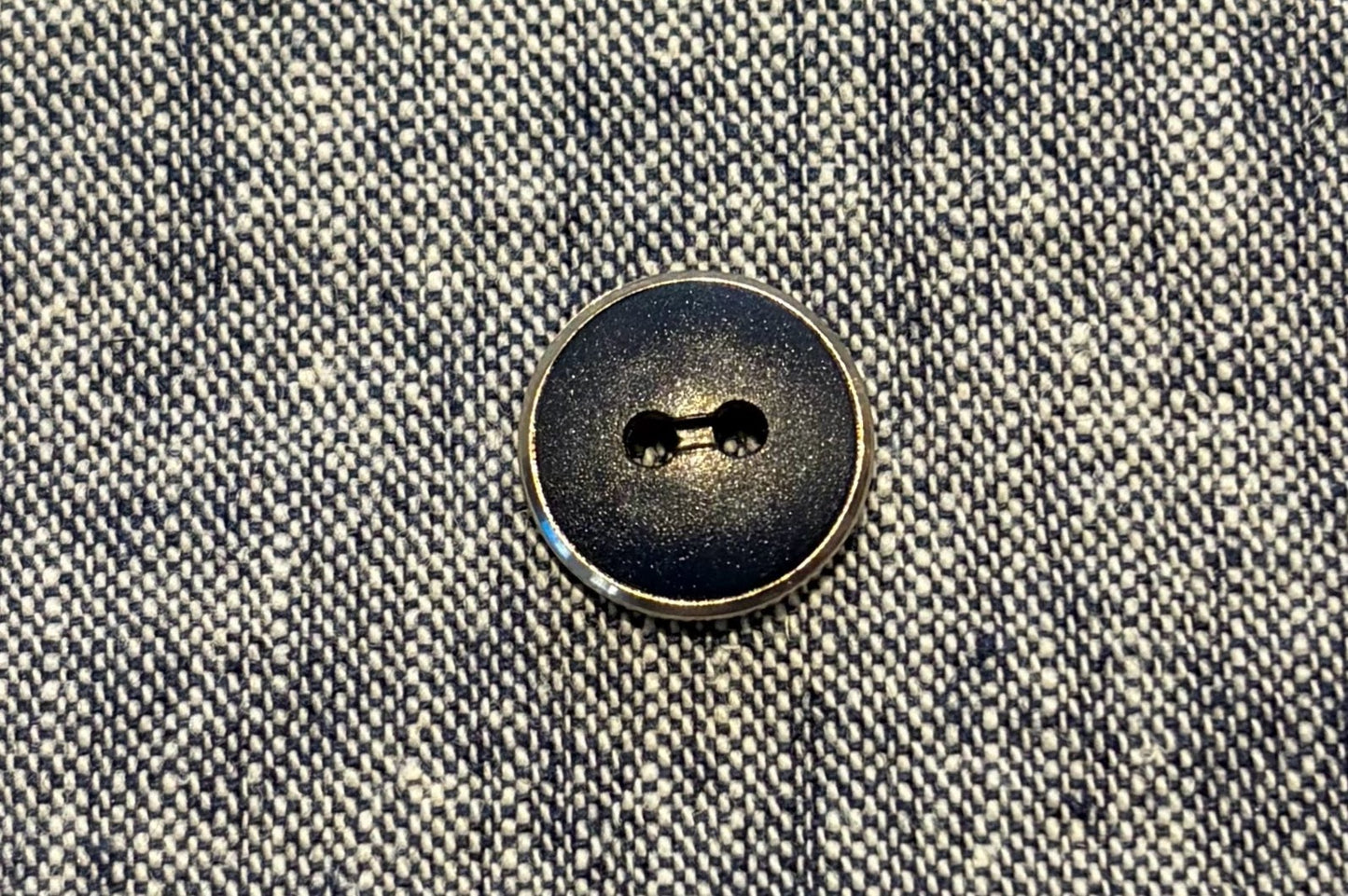 Bouton de chemise bleue avec un petit quelque chose en plus
