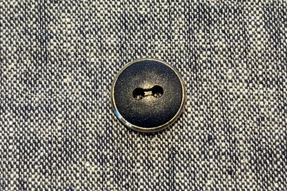 Bouton de chemise bleue avec un petit quelque chose en plus